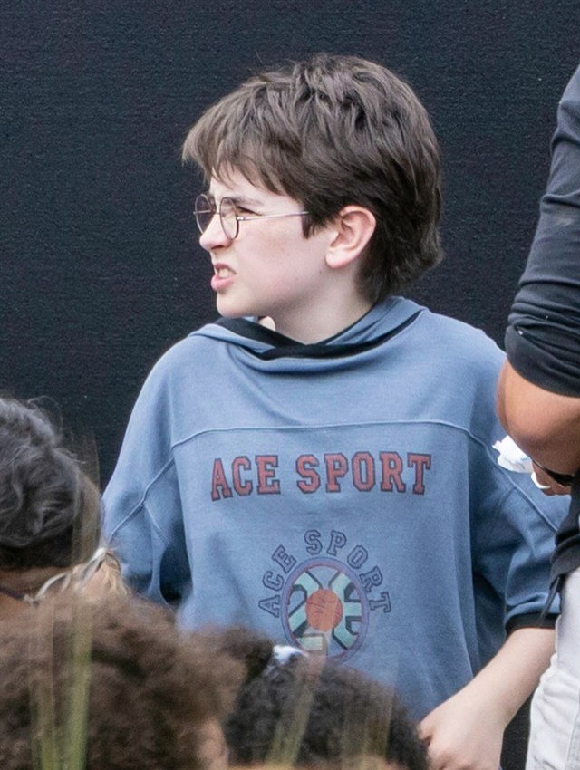 Dominic McLaughlin en el set de la nueva serie de Harry potter en HBO